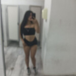 Monse nueva y hermosa en aldea