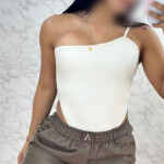Morena de lindas curvas