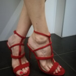 Pies bonitos. - De pies. Mujer de 50 años. Atractiva. Morena y delgada. Pies bonitos y cuidados. La