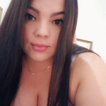 Hermosa curvy Latina en la ciudad salidas