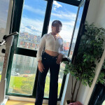 Jovencita encantadora por primera vez a tu ciudad amor