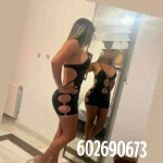 En órdenes jovencita rubia guapa ofrece de y
