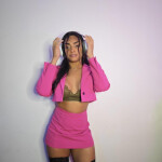 Africa joven trans masajista relajante