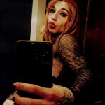 Mujer trans con en hormonascariñosa muy