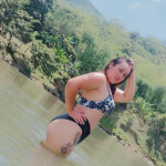 UNA LATINA EXTROVERTIDA RECIEN LLEGADA