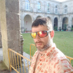 Chico con gran Brenjena
