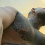 Hombre grande tatuajes y todo tipo de acciones a groso modo