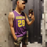 Joven acompañante de mujeres