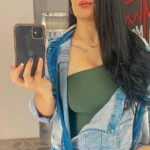 Chica joven solita en casa muy cariñoso