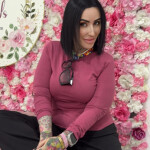 Laura masajista Canaria atenta