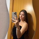 Clara Española trabajo sola sin amigas
