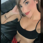 Joven delgada recién llegada a Sitges.