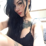 EMMA hermosa y alternativa tatuada independiente.
