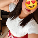 Mía Una guapa joven divertida.