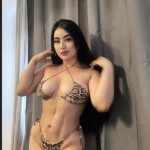 ADHARA MUY HERMOSA DE LOS PIES HASTA LA CABEZA