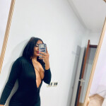 Una chica extrovertida divertida y cariñosa