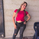 Lorena chica latina ubicada en las palmas