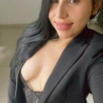 Isabel - Hola guapos y guapas soy Isabel la Reyna del glamurosa la diva de divas soy yo la más hermo