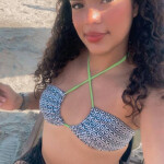 Morenita linda y en las palmas