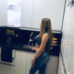 Chica trans joven guapa con un cuerpo de escándalo
