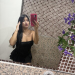 Hola soy una joven venezolana morena de 22 años